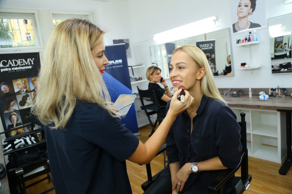 Bára Mlezivová, makeup artistka a lektorka Make-Up Institute Prague připravuje Renatu Langmannovou na tiskovou konferenci
